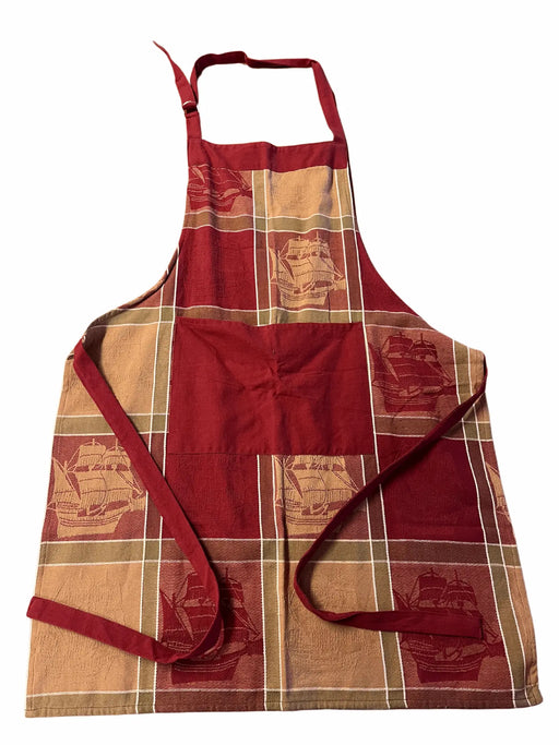 { Rutigt Retro Tygförkläde med ficka, Motiv: Piratskepp, 4 varianter { shop_name }} Röd & Gul Pryloasen